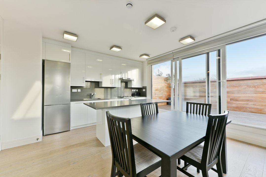 2 bed apartment to rent in Elm Avenue, London 5