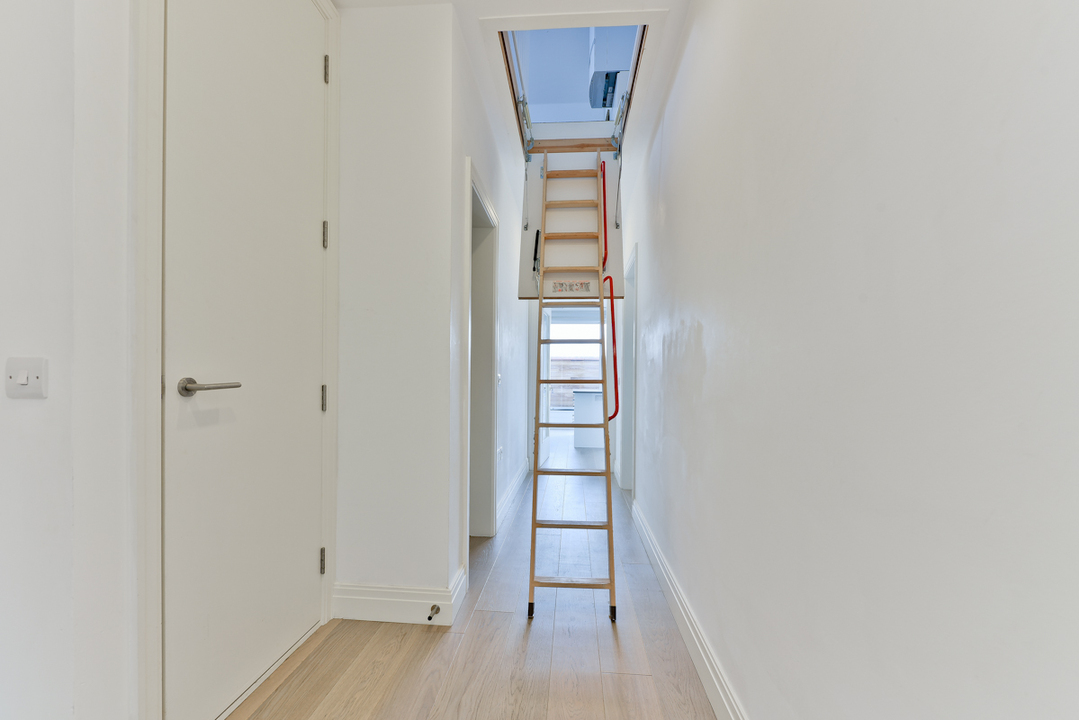 2 bed apartment to rent in Elm Avenue, London 12