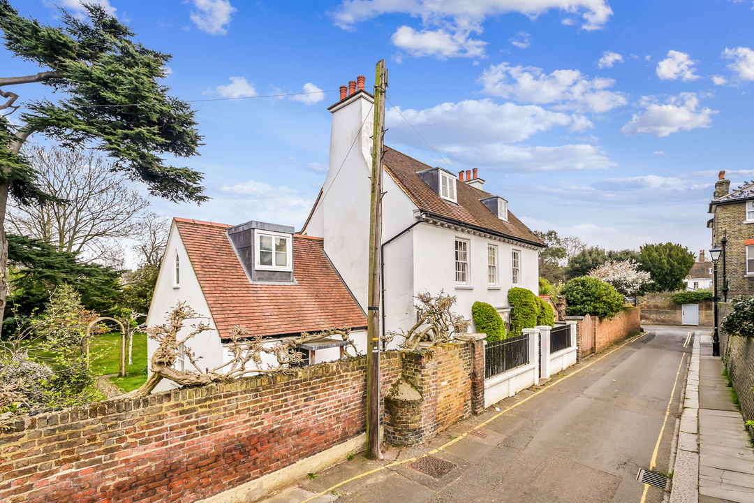 5 bed detached house for sale in The Cedars, The Butts, Upper Butts, Brentford, TW8 9