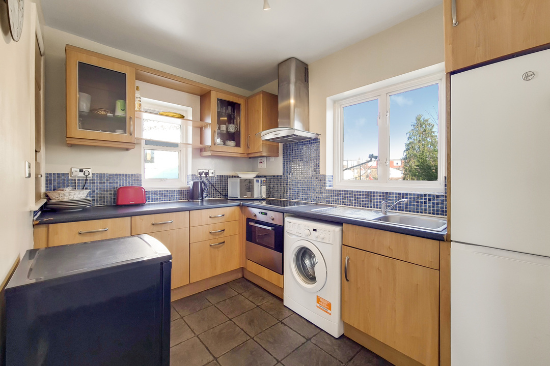 2 bed apartment for sale in Cavendish Avenue, London - Property Image 1