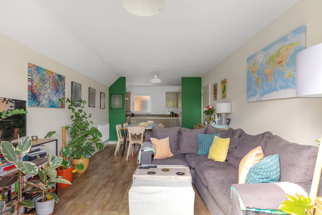 2 bed apartment for sale in Drayton Green, London 4