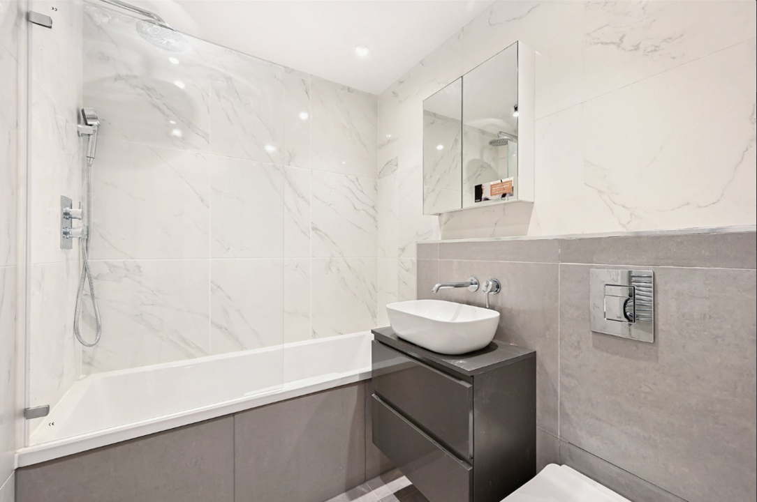 2 bed apartment for sale in Gunnersbury Avenue, Ealing 4