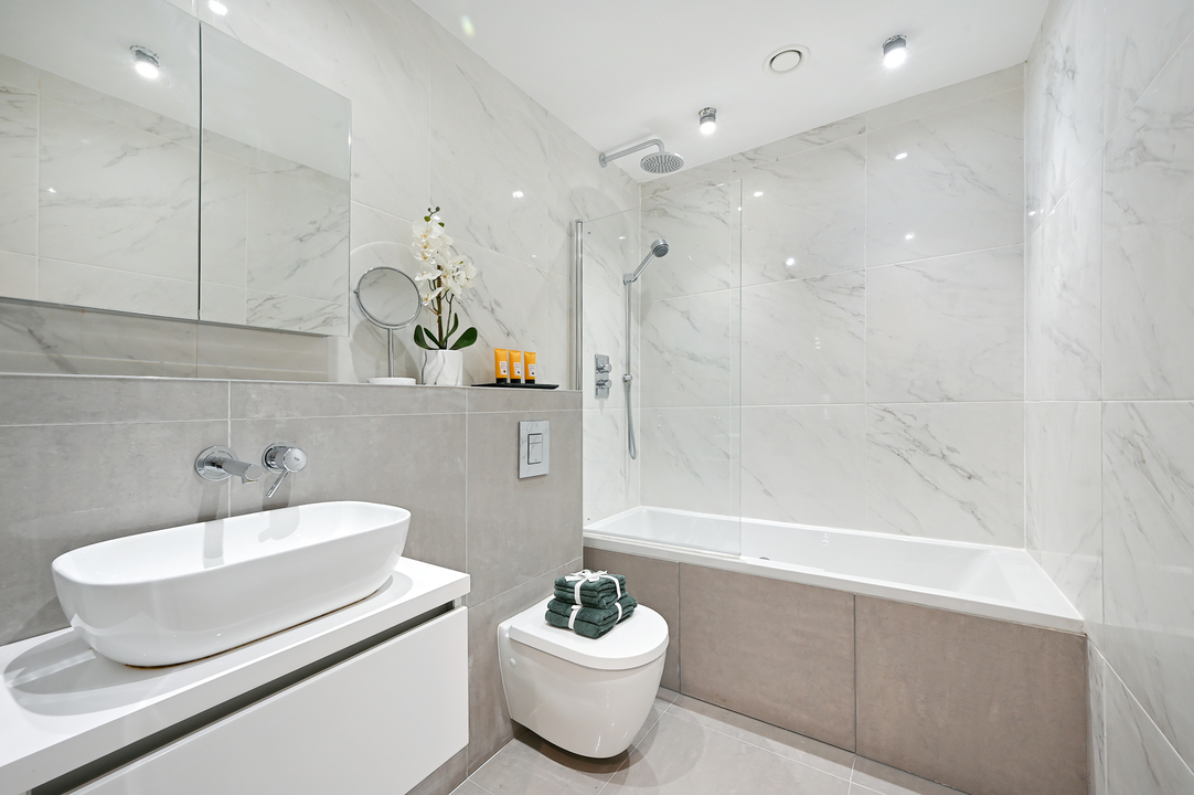 1 bed apartment for sale in Gunnersbury Avenue, Ealing Common, London, W5 9