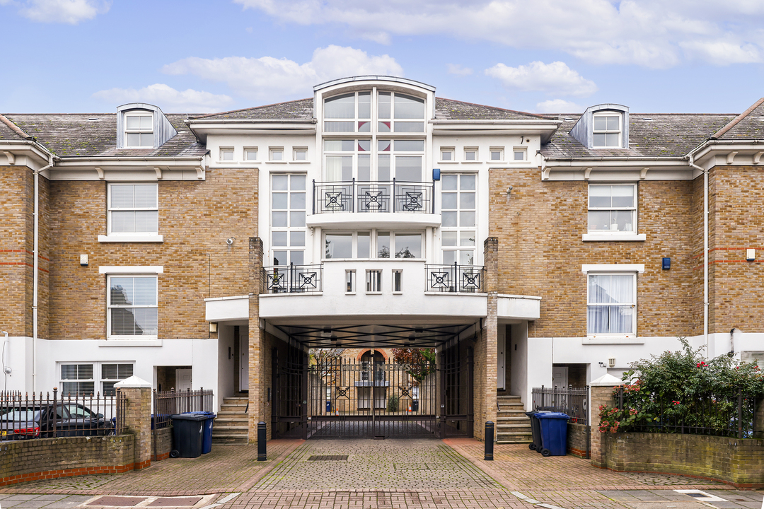 2 bed apartment for sale in Road, Ealing 8