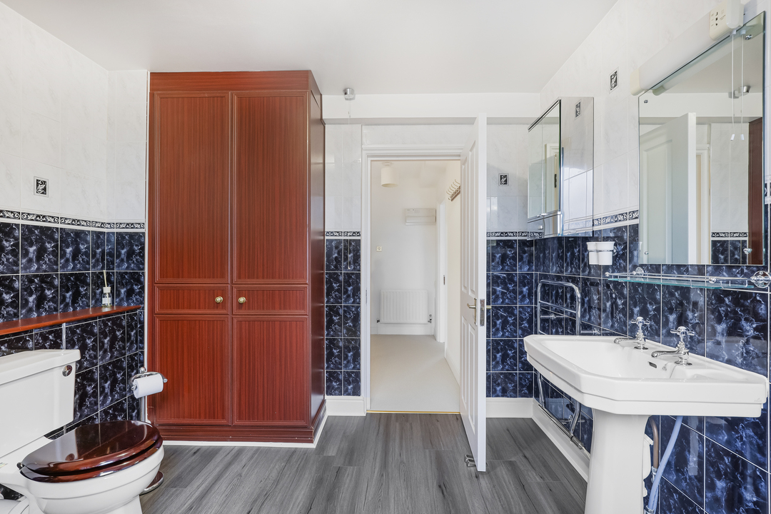 2 bed apartment for sale in Road, Ealing 18