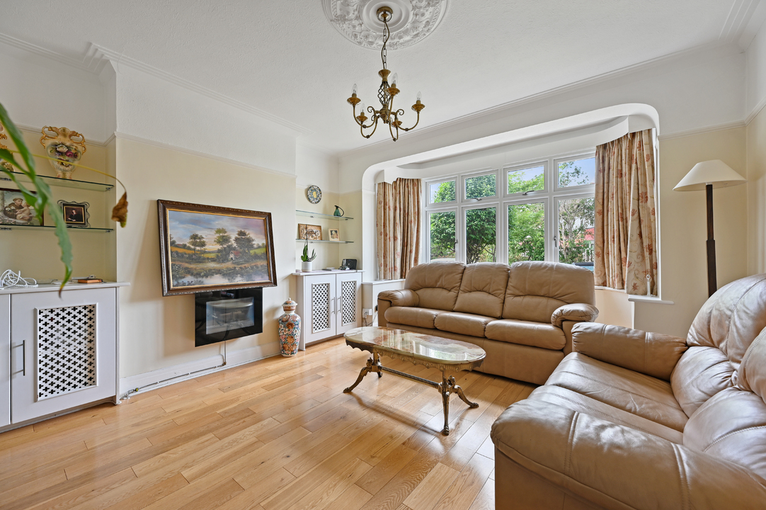 5 bed semi-detached house to rent in Ealing, London  - Property Image 4