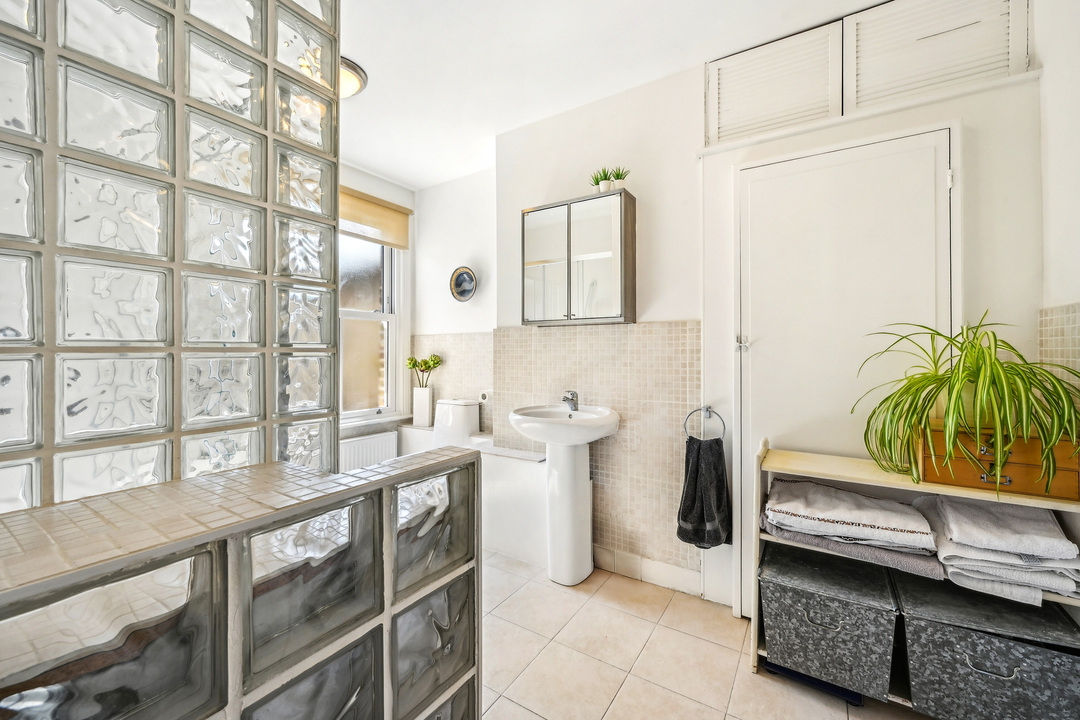 2 bed house to rent in Broomfield Road, Ealing, London, W13 17