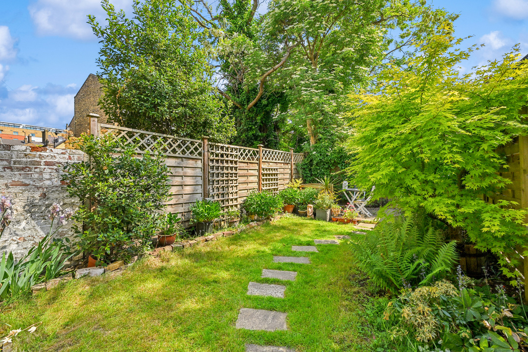 2 bed house to rent in Broomfield Road, Ealing, London, W13 8