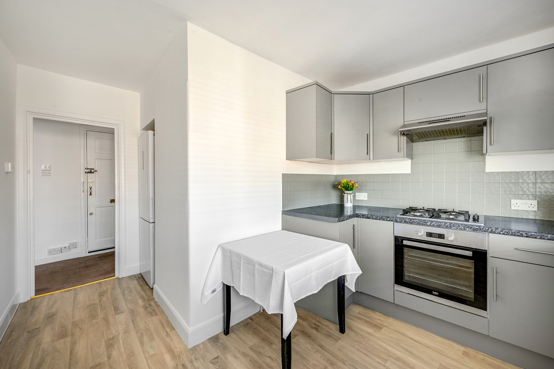 2 bed apartment for sale in Hanger Green, Ealing  - Property Image 6