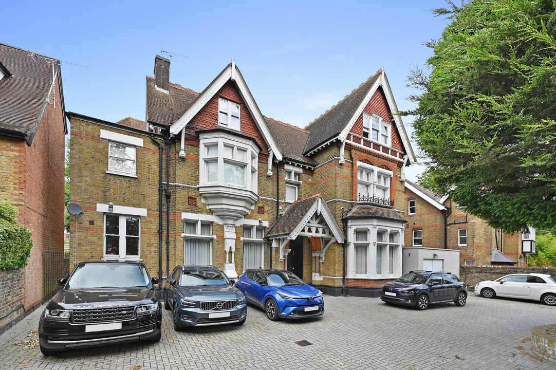 3 bed apartment to rent in North Common Road, Ealing, London, W5 2