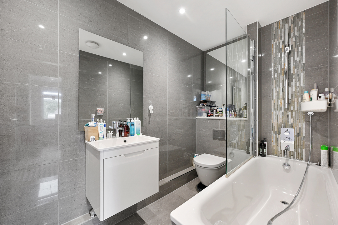 3 bed apartment to rent in North Common Road, Ealing, London, W5 4