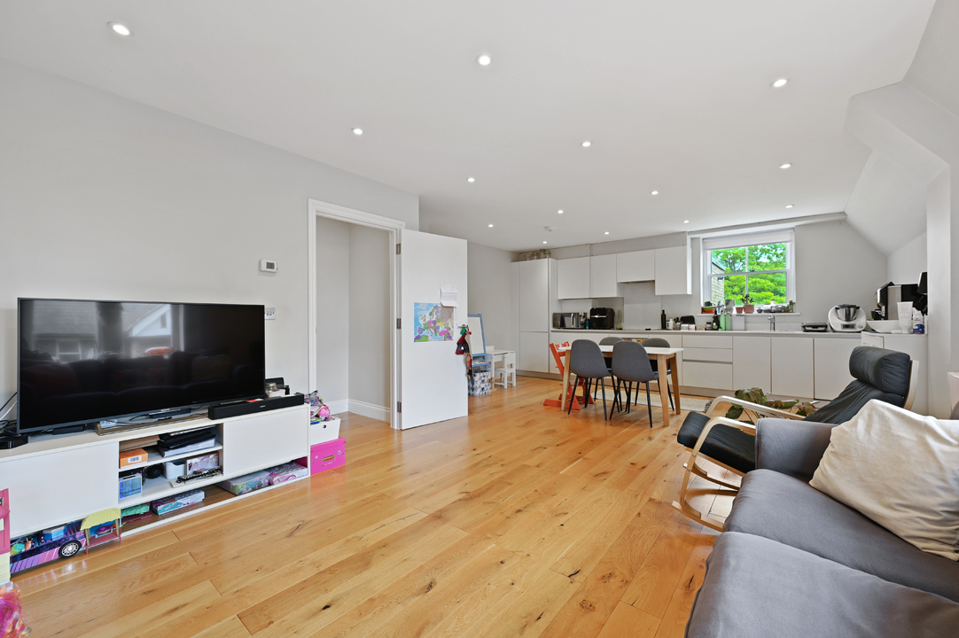 3 bed apartment to rent in North Common Road, Ealing, London, W5 8