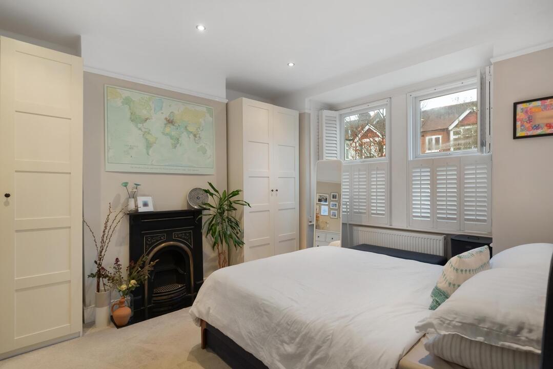 2 bed apartment for sale in Raymond Avenue, Ealing 3