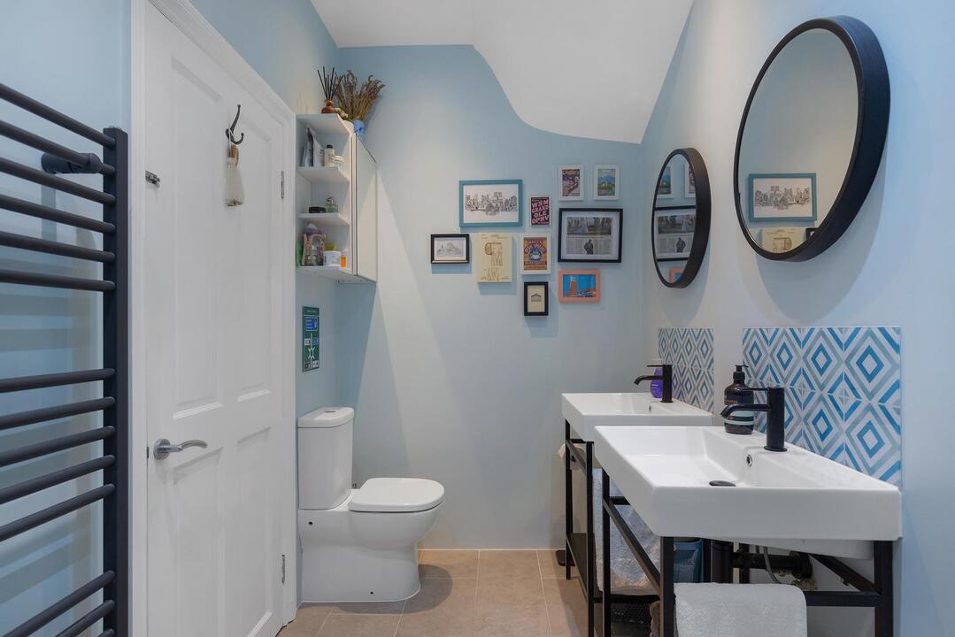 2 bed apartment for sale in Raymond Avenue, Ealing 11