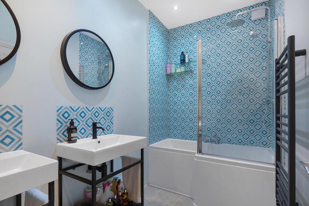 2 bed apartment for sale in Raymond Avenue, Ealing 12