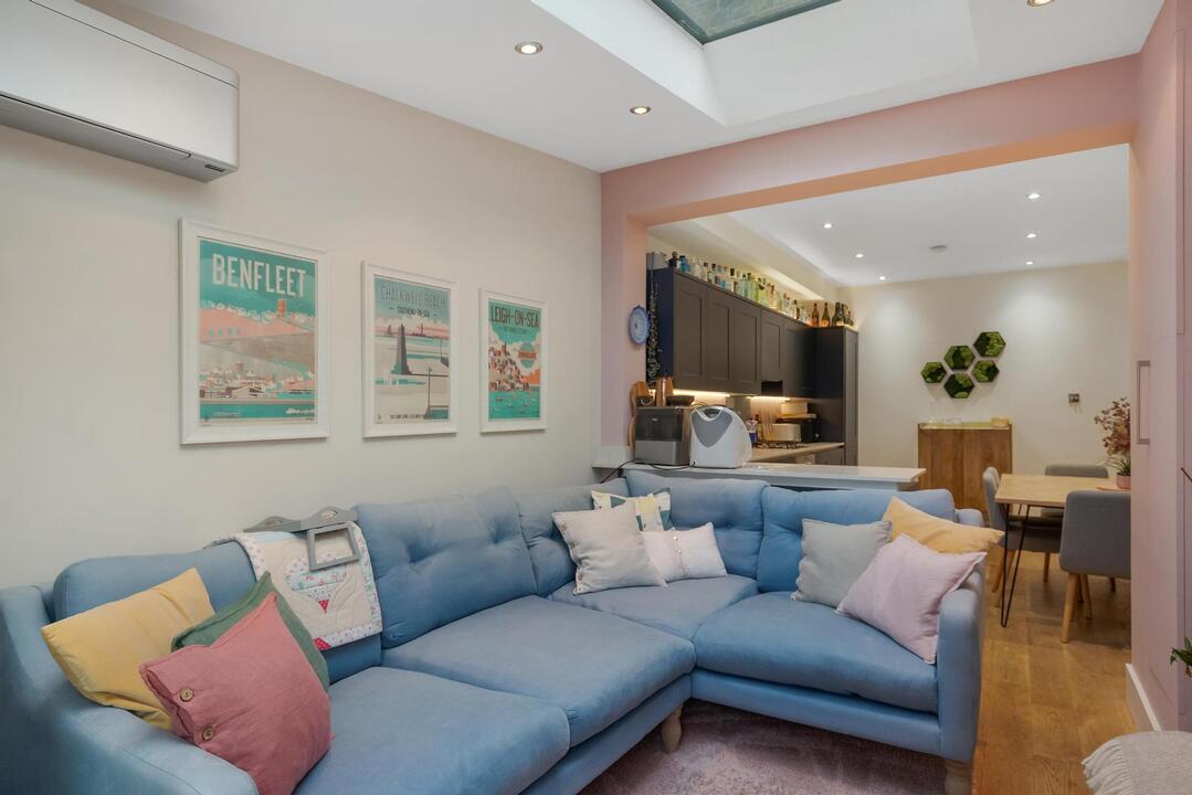 2 bed apartment for sale in Raymond Avenue, Ealing 1