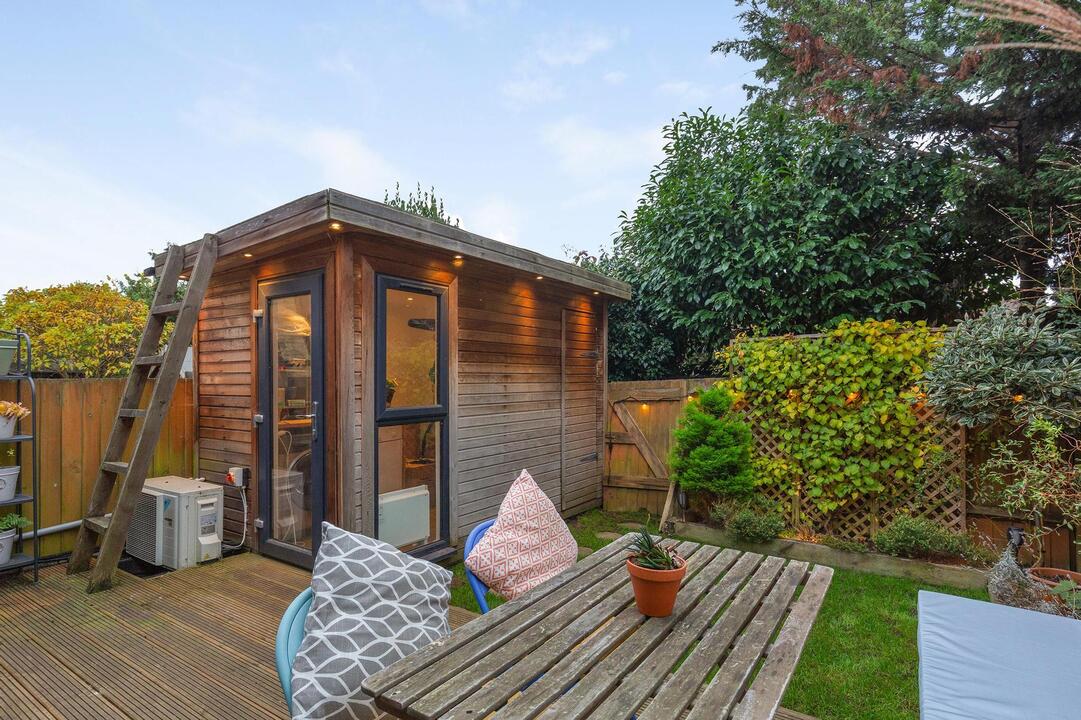 2 bed apartment for sale in Raymond Avenue, Ealing 8