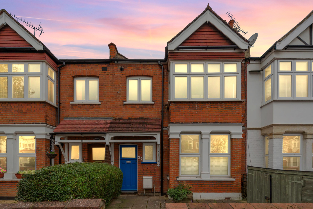 2 bed apartment for sale in Raymond Avenue, Ealing, W13