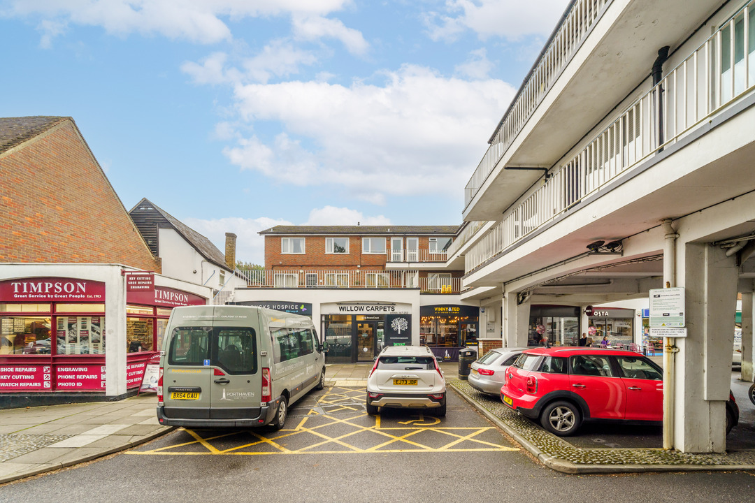 2 bed apartment for sale in St. Peters Court, Gerrards Cross  - Property Image 13