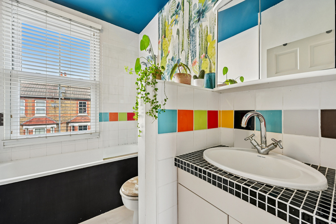 2 bed apartment for sale in Hessel Road, Ealing, London, W13 8