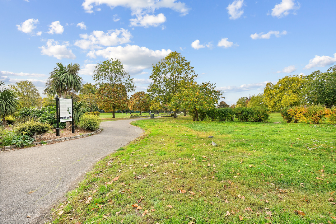 2 bed apartment for sale in Hessel Road, Ealing, London, W13 18