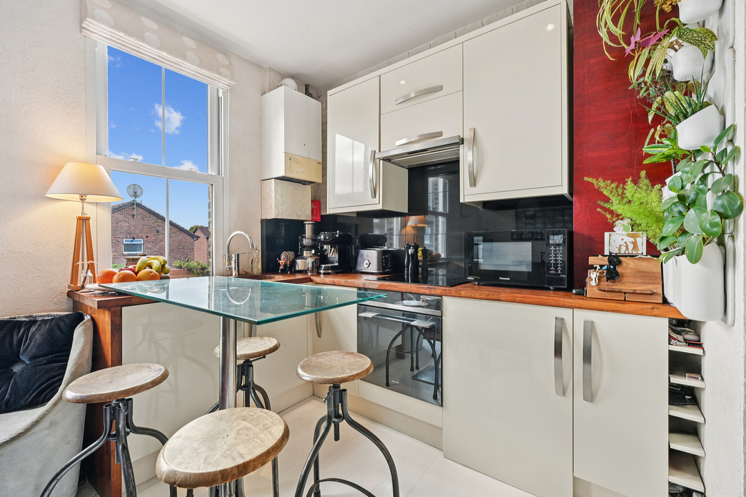 2 bed apartment for sale in Hessel Road, London  - Property Image 4