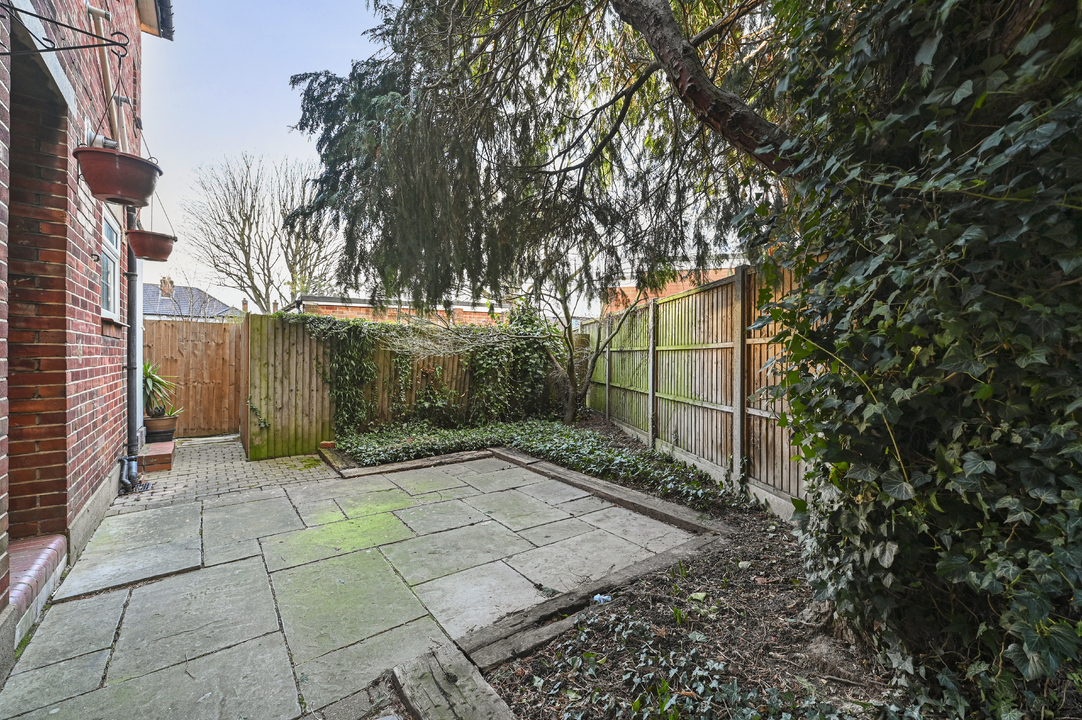 2 bed apartment for sale in Baronsmede Court, Baronsmede, Ealing, London, W5 10