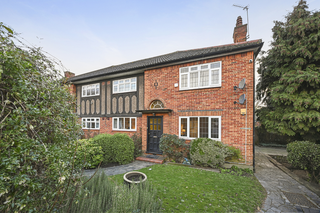 2 bed apartment for sale in Baronsmede Court, Baronsmede, Ealing, London, W5 1