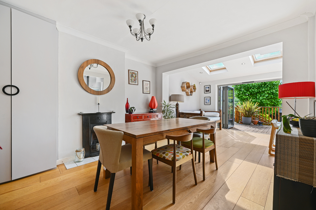 4 bed terraced house for sale in Darwin Road, London  - Property Image 4