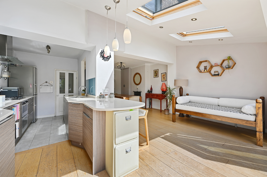 4 bed terraced house for sale in Darwin Road, London  - Property Image 7