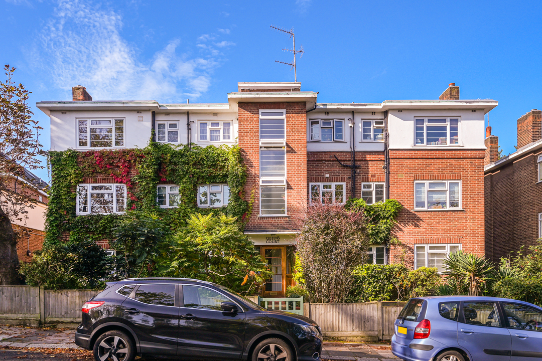 2 bed apartment for sale in Queens Court, Queens Walk, Ealing, London, W5 1