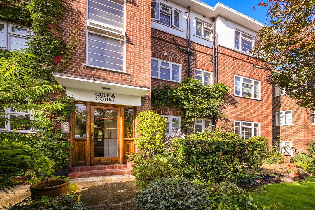 2 bed apartment for sale in Queens Court, Queens Walk, Ealing, London, W5 7