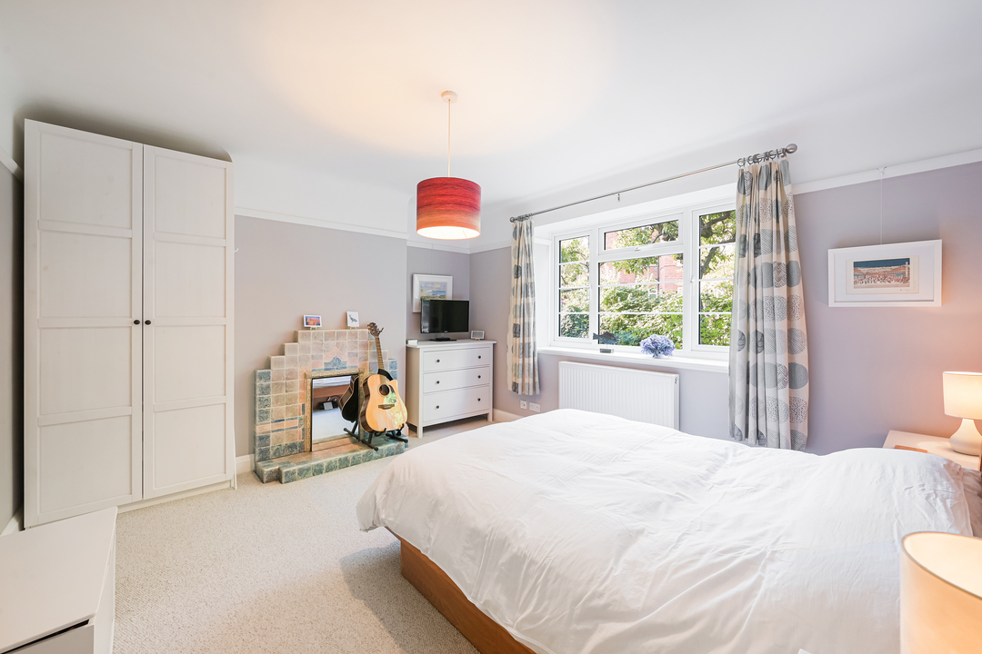 2 bed apartment for sale in Queens Court, Ealing  - Property Image 7