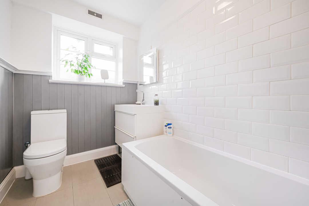 2 bed apartment for sale in Queens Court, Queens Walk, Ealing, London, W5 8