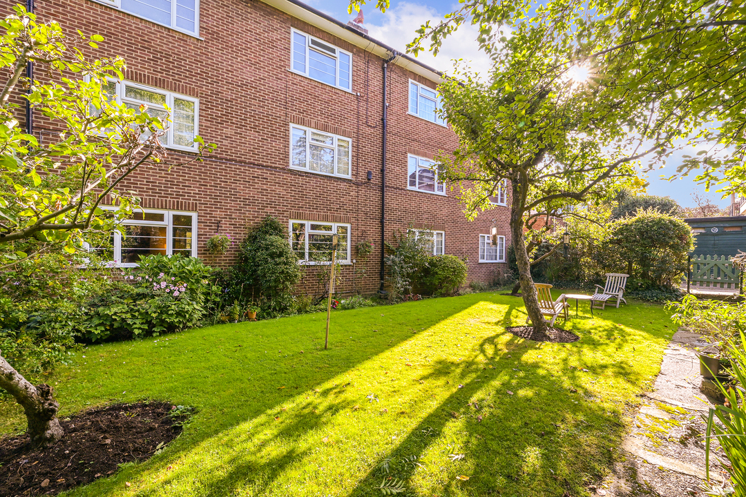2 bed apartment for sale in Queens Court, Queens Walk, Ealing, London, W5 9