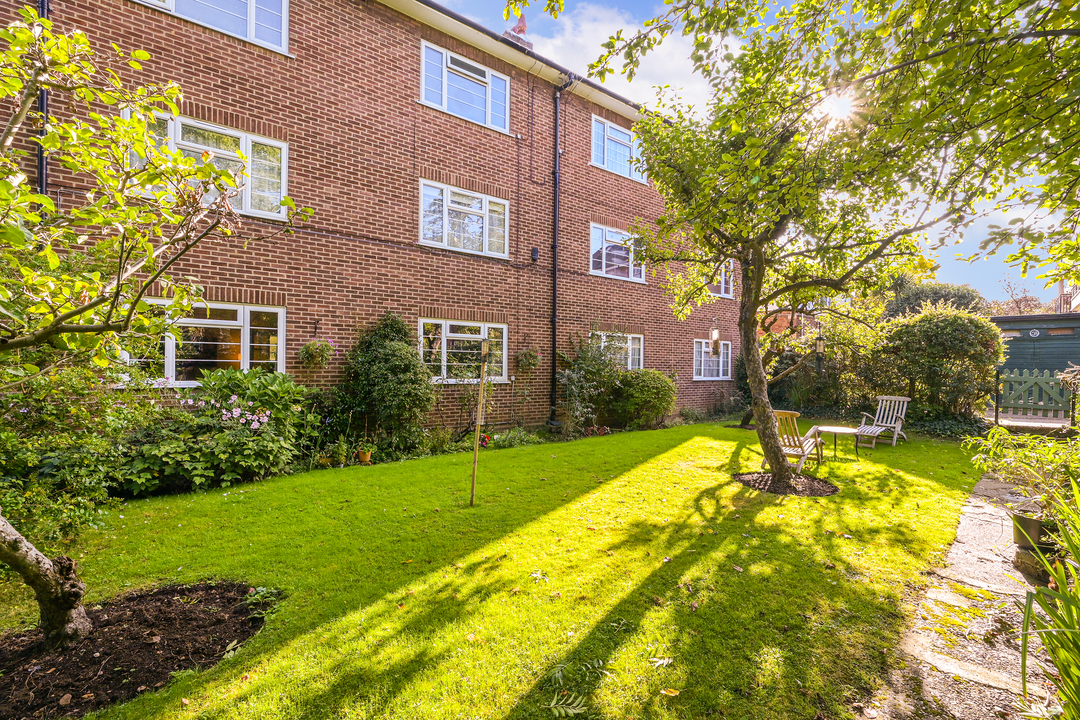 2 bed apartment for sale in Queens Court, Ealing  - Property Image 10