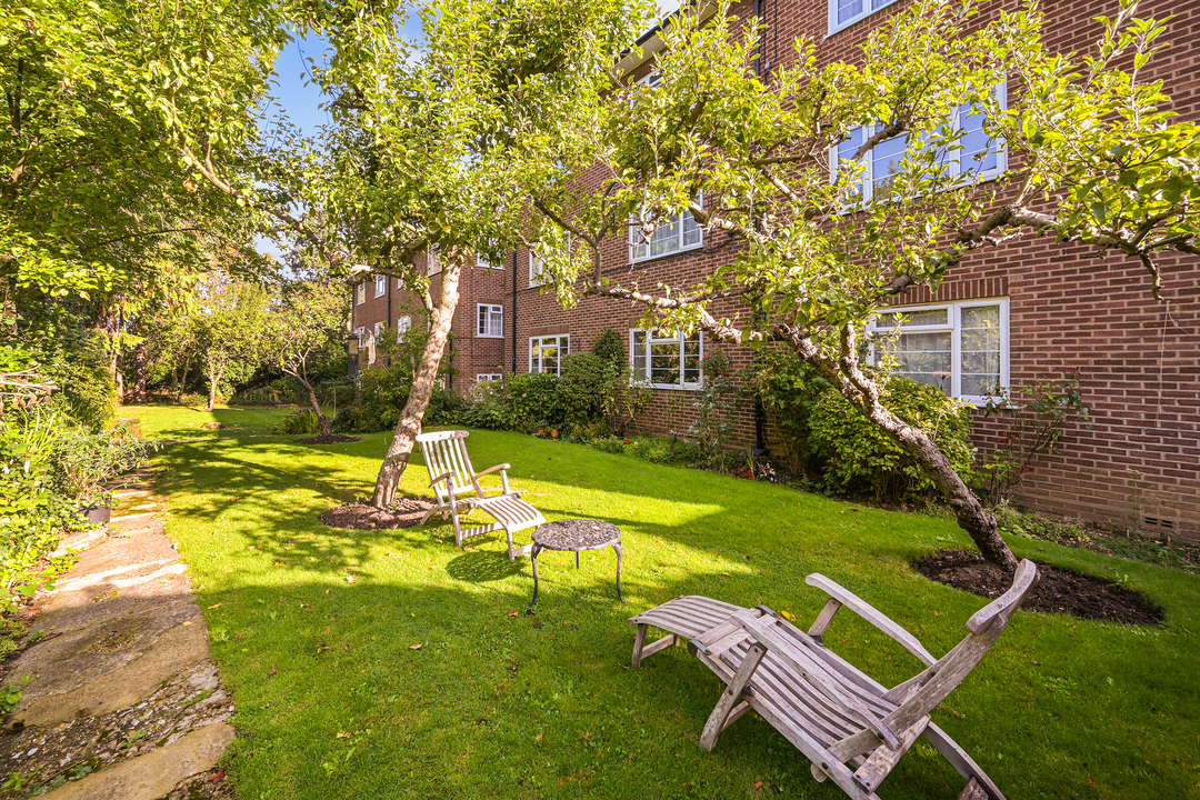 2 bed apartment for sale in Queens Court, Queens Walk, Ealing, London, W5 5
