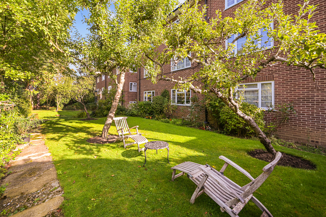2 bed apartment for sale in Queens Court, Ealing  - Property Image 6
