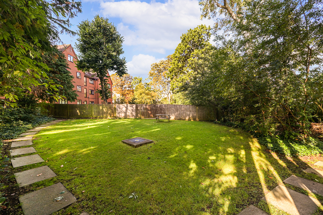 2 bed apartment for sale in Queens Court, Queens Walk, Ealing, London, W5 14