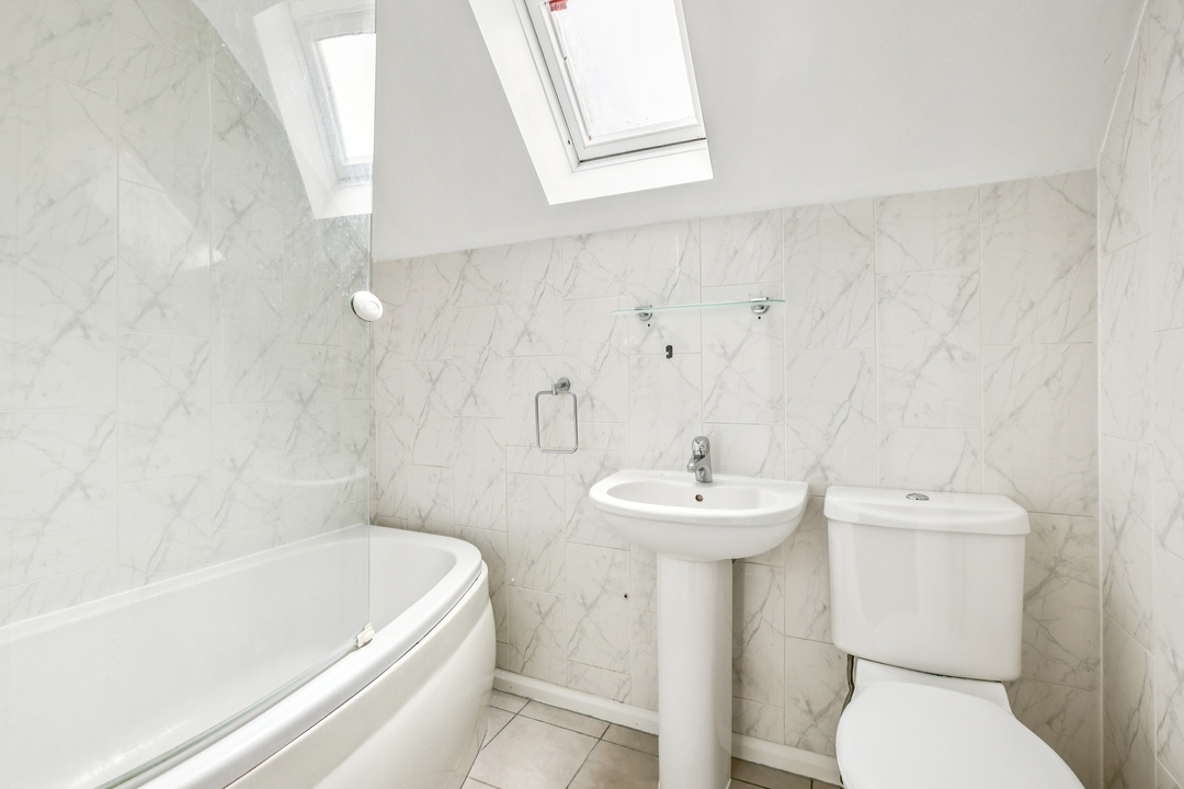 1 bed apartment to rent in North Common Road, London  - Property Image 9