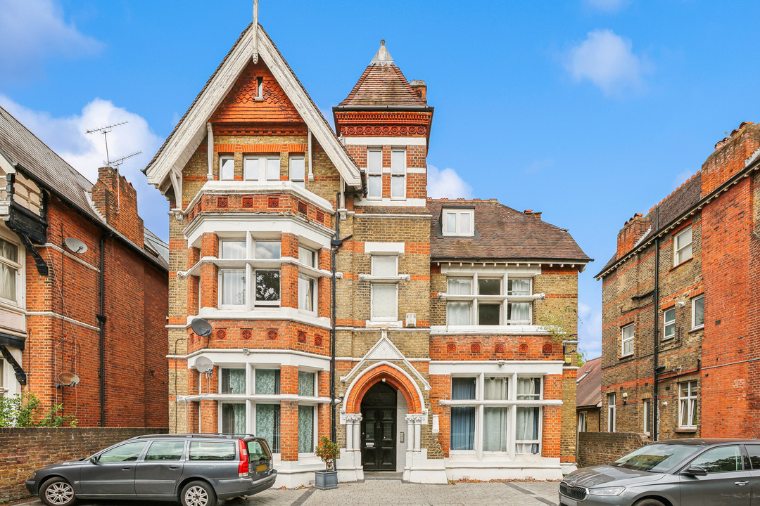 1 bed apartment to rent in North Common Road, London  - Property Image 3