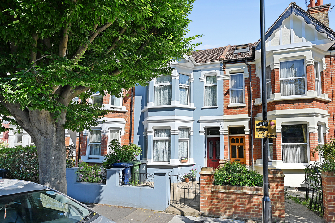 3 bed terraced house for sale in Regina Terrace, London  - Property Image 6