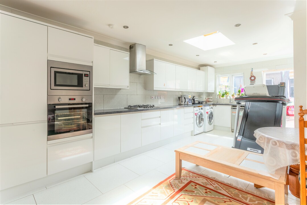 5 bed terraced house for sale in Dunedin Road, Leyton  - Property Image 5