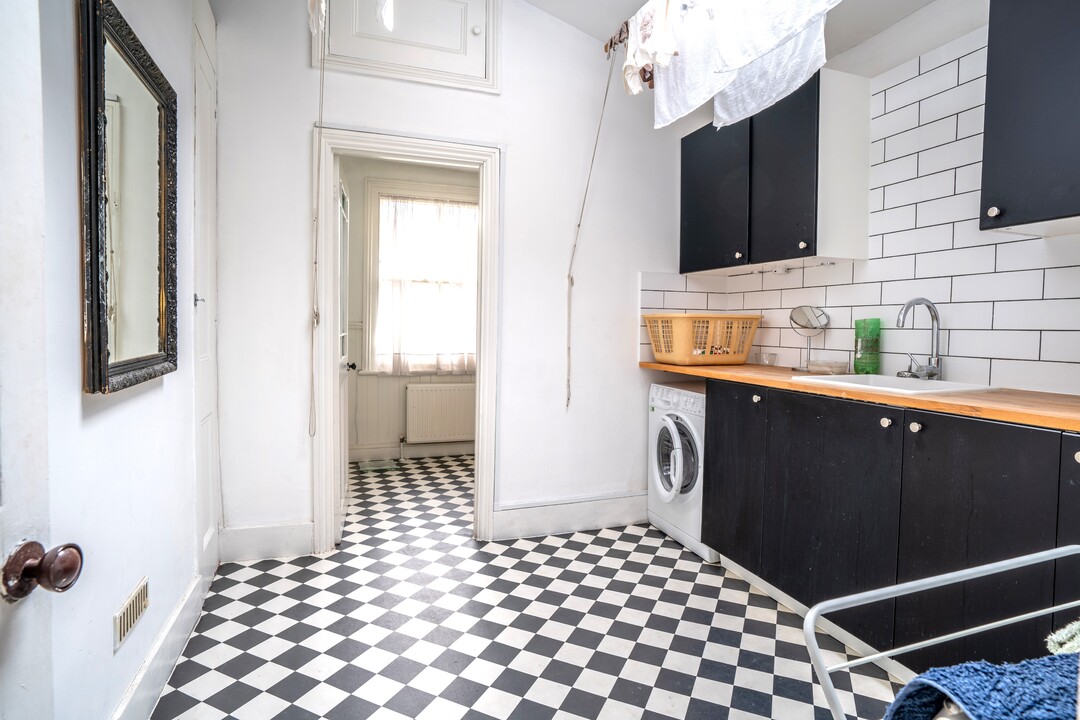 5 bed terraced house for sale in Cricketfield Road, Hackney  - Property Image 10