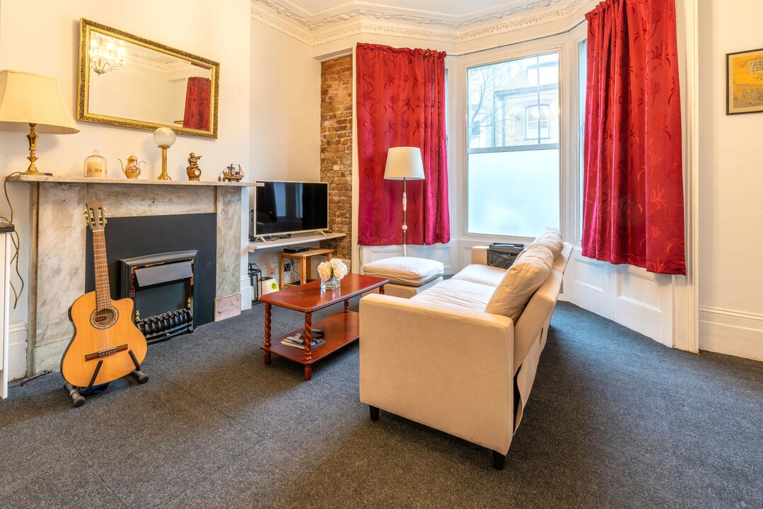 5 bed terraced house for sale in Cricketfield Road, Hackney  - Property Image 3