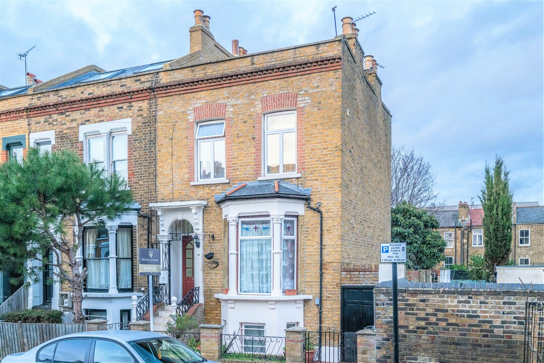 4 bed end of terrace house for sale in Chippendale Street, Hackney  - Property Image 1