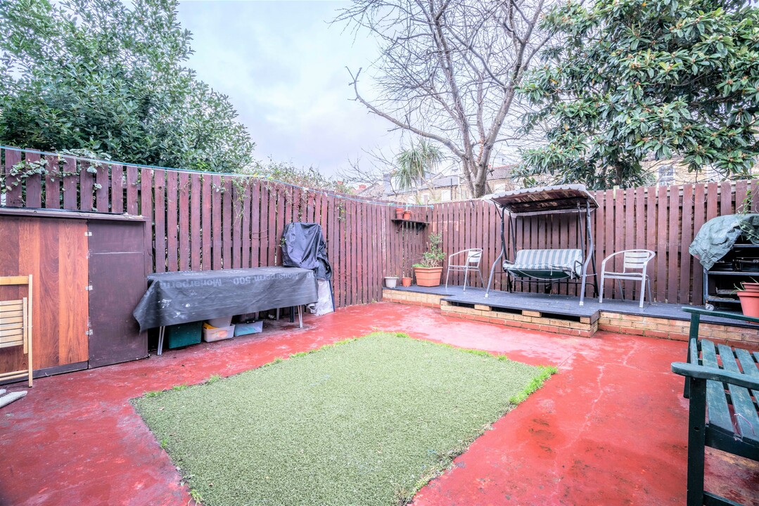 4 bed end of terrace house for sale in Chippendale Street, Hackney  - Property Image 19
