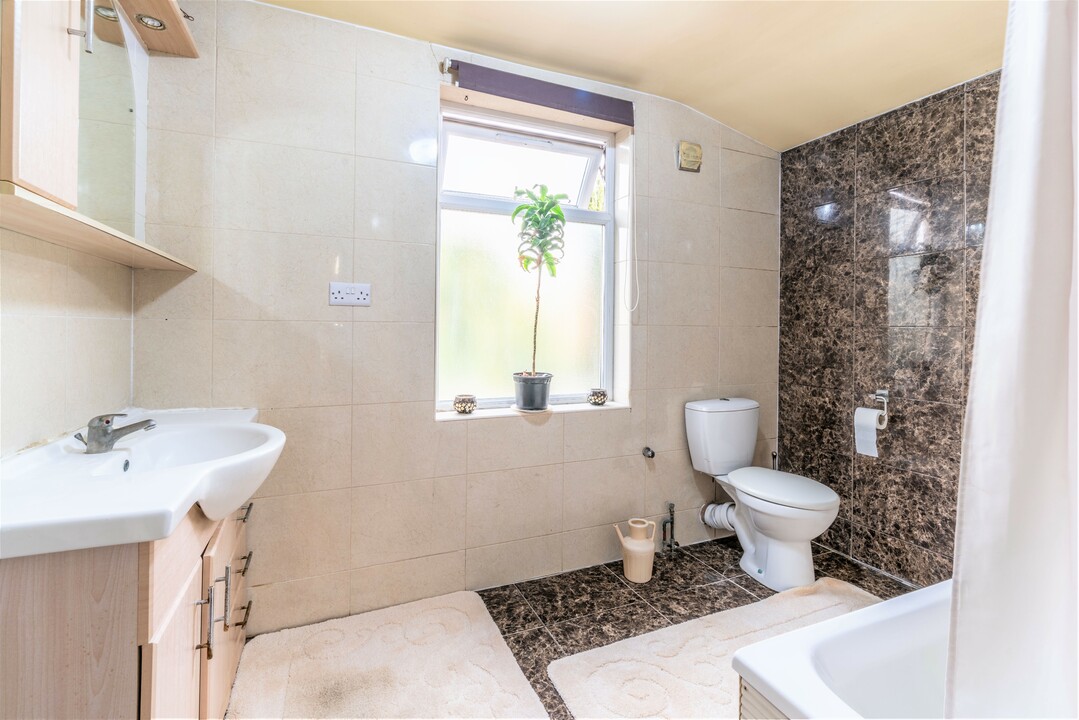 4 bed end of terrace house for sale in Chippendale Street, Hackney  - Property Image 12