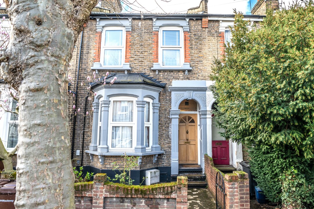 3 bed terraced house for sale in Roding Road, Hackney  - Property Image 1