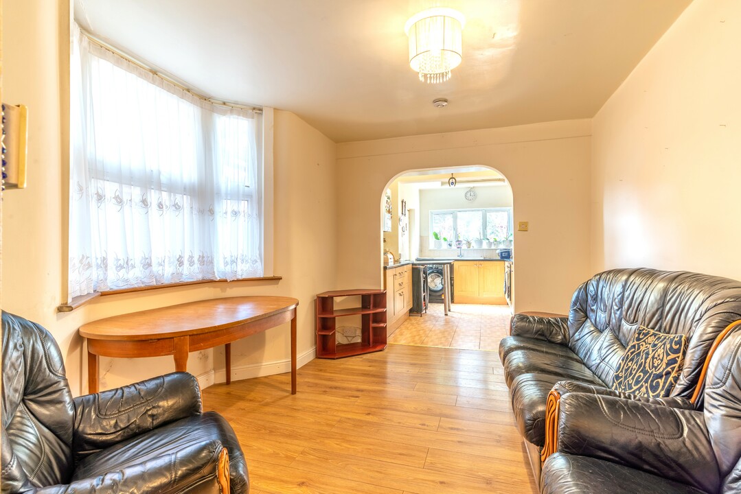 3 bed terraced house for sale in Roding Road, Hackney  - Property Image 5